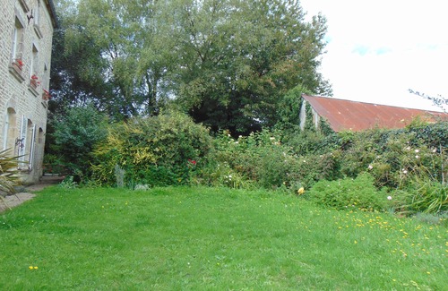 Vindefontaine Casa | Beautiful house with walled mature gardens in pretty village