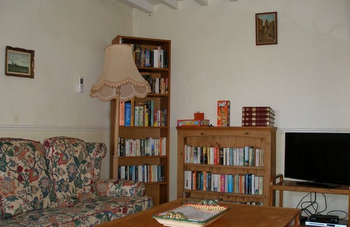 Vindefontaine Casa | Beautiful house with walled mature gardens in pretty village