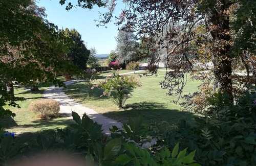 Brujas Casa | Hermosa casa con parque de flores grandes.