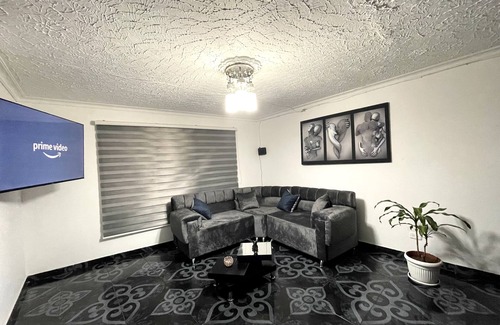 La Castellana Casa | Beautiful House with Jacuzzi in Medellin