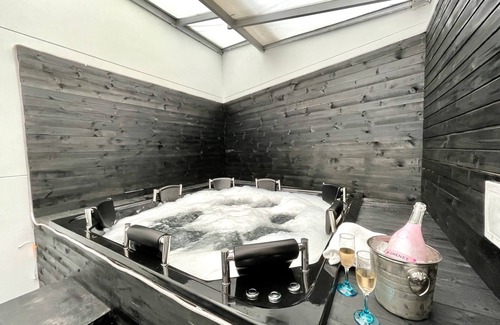 La Castellana Casa | Beautiful House with Jacuzzi in Medellin