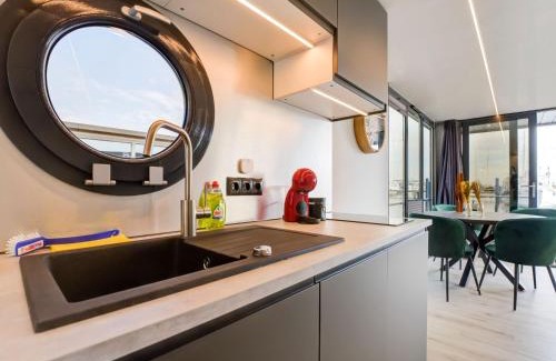 Volendam Alquiler De Eote | Beautiful houseboat in Marina of Volendam