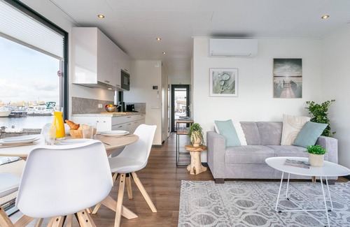 Kerkdriel Casa | Beautiful houseboat with roof terrace in beautiful harbour