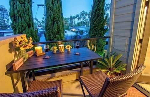 Crown Point Condominio | Hermoso, Inmaculado Condo 1 Blk a la playa / bahía con estacionamiento!