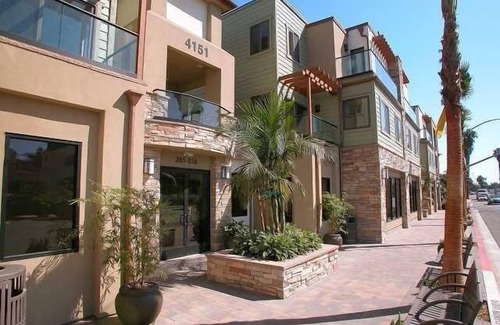 Crown Point Condominio | Hermoso, Inmaculado Condo 1 Blk a la playa / bahía con estacionamiento!