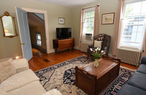 Greenfield Apartamento | Cerca de las universidades y colegios en Deerfield y Northfield.