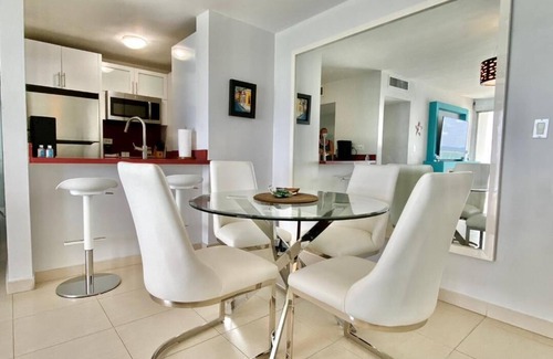 Isla Verde Condominio | Hermosa 2 habitaciones 2 baños Isla Verde frente a la playa!