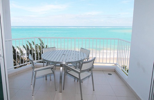 Isla Verde Condominio | Hermosa 2 habitaciones 2 baños Isla Verde frente a la playa!