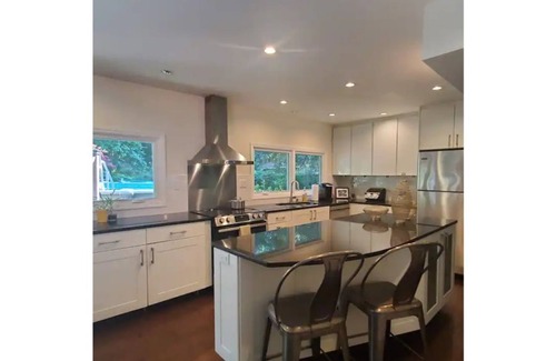 Talahi Island Casa | Beautiful Island Home with hot tub