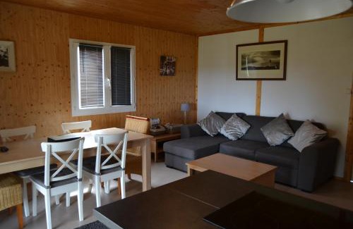 Saint-Germain-de-Tallevende-la-Lande-Vaumont Chalet De Esquí | Beautiful lake view 3 bedroom chalet.