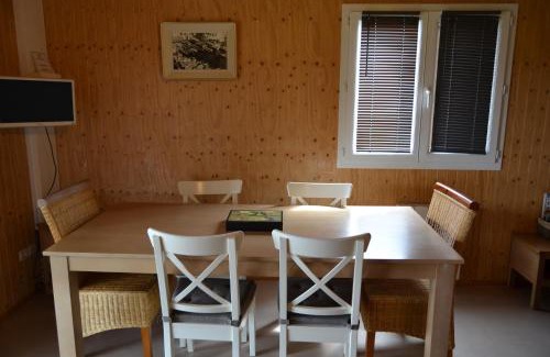 Saint-Germain-de-Tallevende-la-Lande-Vaumont Chalet De Esquí | Beautiful lake view 3 bedroom chalet.