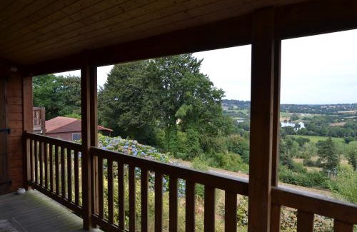 Saint-Germain-de-Tallevende-la-Lande-Vaumont Chalet De Esquí | Beautiful lake view 3 bedroom chalet.