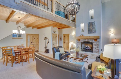Blue Jay Casa | Beautiful Lake Arrowhead Cabin with EV Charger