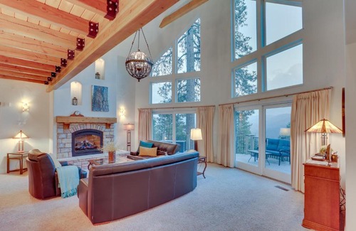 Blue Jay Casa | Beautiful Lake Arrowhead Cabin with EV Charger