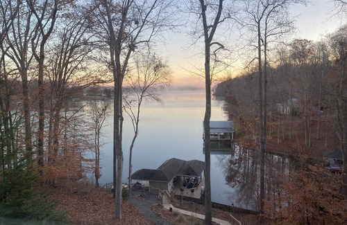 Leasburg Casa | Beautiful lake front family home