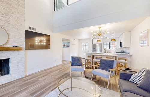 Lake Arrowhead Condominio | Beautiful lake-view condo w/ shared pool and hot tub walk to restaurants & shops