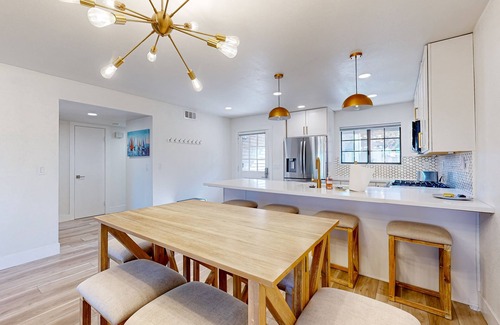 Lake Arrowhead Condominio | Beautiful lake-view condo w/ shared pool and hot tub walk to restaurants & shops