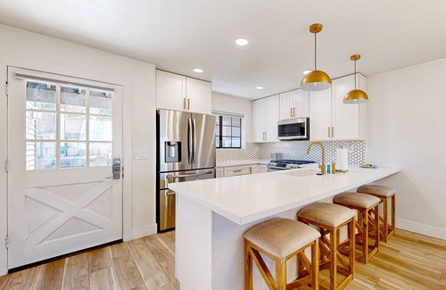 Lake Arrowhead Condominio | Beautiful lake-view condo w/ shared pool and hot tub walk to restaurants & shops