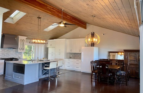 Oro-Medonte Casa | Beautiful lake view cottage ,Shallow Beach, Backyard privacy.Mid-Term