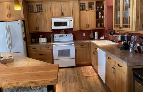 Kamloops Cabaña | Beautiful lakefront family home, only 15 minutes to Sun Peaks