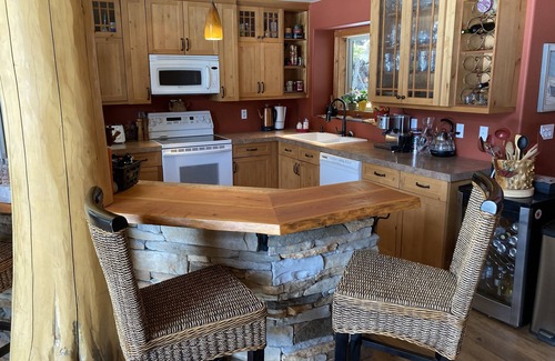Kamloops Cabaña | Beautiful lakefront family home, only 15 minutes to Sun Peaks