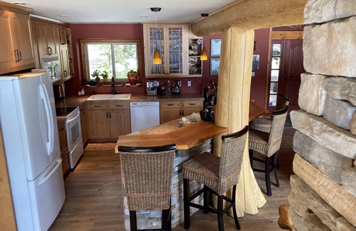 Kamloops Cabaña | Beautiful lakefront family home, only 15 minutes to Sun Peaks