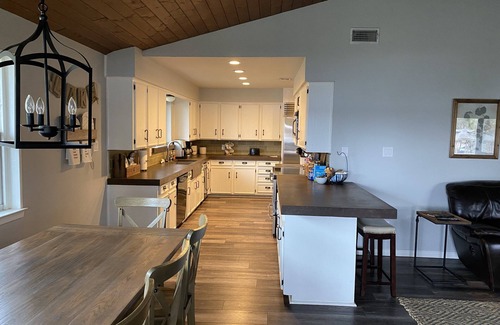 Seven Points Casa | Hermoso frente al lago 4 BR / 5 BA Hideaway w / enorme patio y hermosa vista