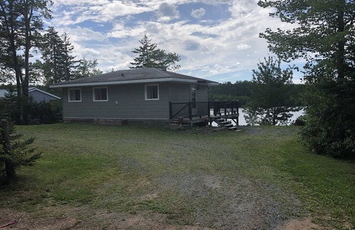 Chester Cabaña | Beautiful Lakefront Cottage