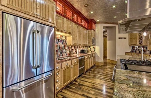 Drasco Casa | Beautiful Lakefront Home