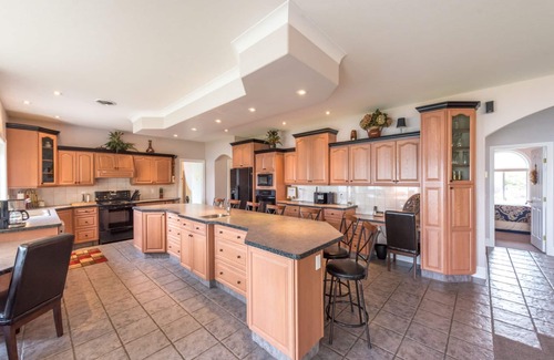 Okanagan-Similkameen Casa | Lakefront Luxury! 8 habitaciones, jacuzzi y sala de juegos! Pregúntenos sobre los especiales de agosto