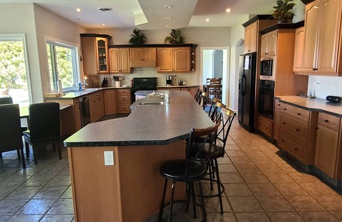 Okanagan-Similkameen Casa | Lakefront Luxury! 8 habitaciones, jacuzzi y sala de juegos! Pregúntenos sobre los especiales de agosto