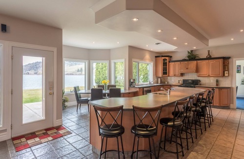 Okanagan-Similkameen Casa | Lakefront Luxury! 8 habitaciones, jacuzzi y sala de juegos! Pregúntenos sobre los especiales de agosto