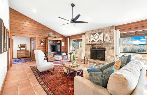 Ingram Casa | Beautiful Lakeside Rental with Hot-Tub in Igram, Texas, Perfect for Family Glamping Trips