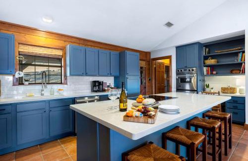 Ingram Casa | Beautiful Lakeside Rental with Hot-Tub in Igram, Texas, Perfect for Family Glamping Trips