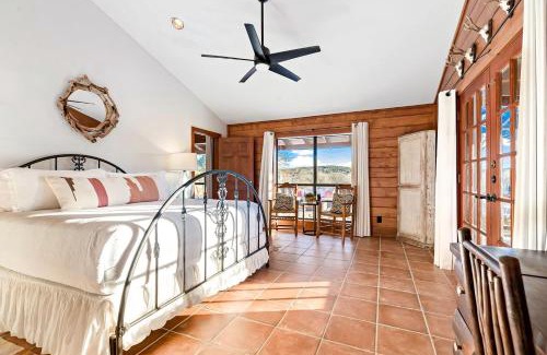 Ingram Casa | Beautiful Lakeside Rental with Hot-Tub in Igram, Texas, Perfect for Family Glamping Trips