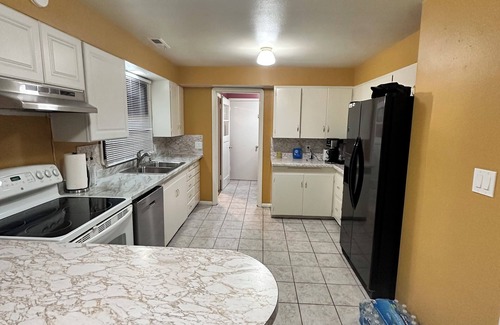 Hillsboro Casa | Beautiful large family home for families, family reunions and more.
