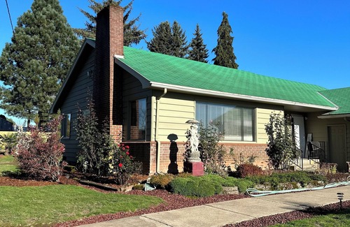Hillsboro Casa | Beautiful large family home for families, family reunions and more.