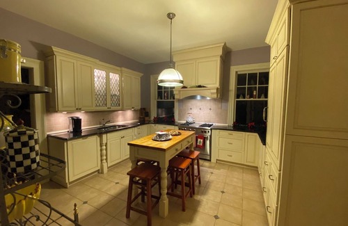 Oswego Casa | Hermosa, grande, histórica casa de 6 habitaciones.