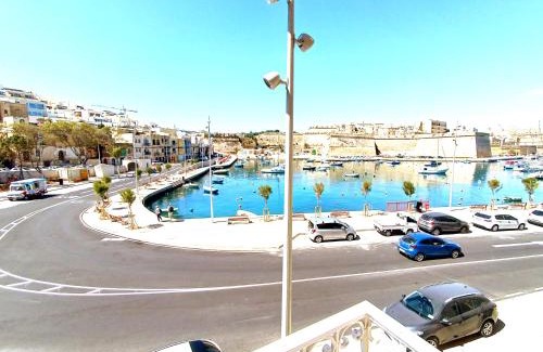 Kalkara Apartamento | Beautiful large Sea Front Duplex Loft