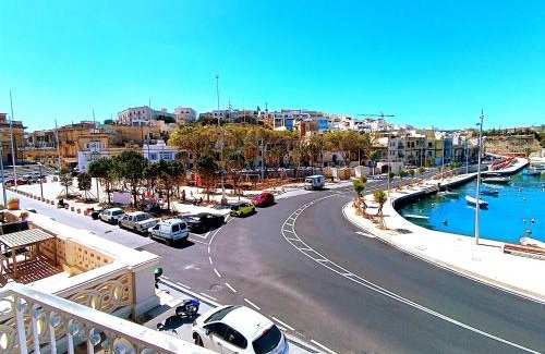 Kalkara Apartamento | Beautiful large Sea Front Duplex Loft