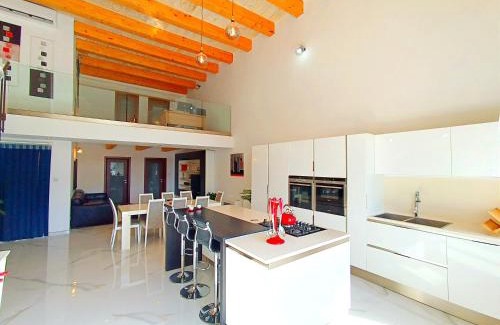 Kalkara Apartamento | Beautiful large Sea Front Duplex Loft