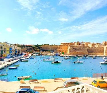 Kalkara Apartamento | Beautiful large Sea Front Duplex Loft