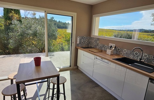 Mondragon Casa | Beautiful little house overlooking the vineyards