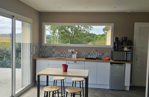 Mondragon Casa | Beautiful little house overlooking the vineyards