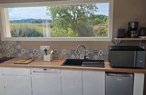 Mondragon Casa | Beautiful little house overlooking the vineyards