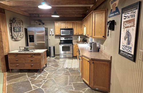 Welcome Cabina | Beautiful lodge on 15 acres of land with a river trail. 10 mins to Greenville.