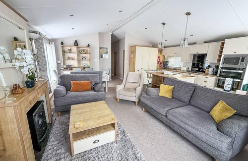Hopton Cabina | Beautiful lodge with decking in Norfolk, at Breydon Water Park ref 10045B