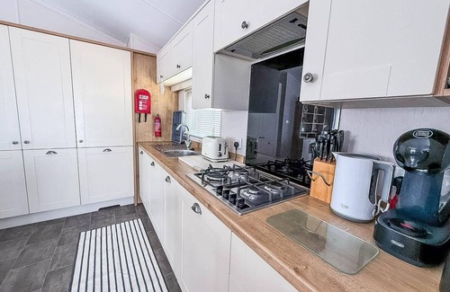 Hopton Cabina | Beautiful lodge with decking in Norfolk, at Breydon Water Park ref 10045B