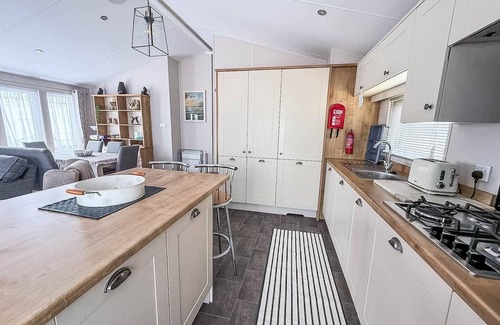 Hopton Cabina | Beautiful lodge with decking in Norfolk, at Breydon Water Park ref 10045B