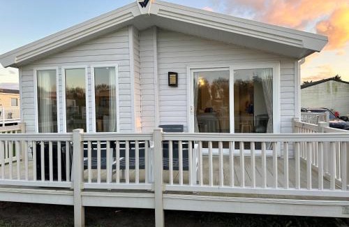 Hopton Cabina | Beautiful Lodge With Decking In Norfolk, At Breydon Water Park Ref 10045B